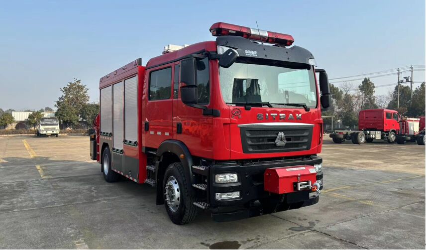 重汽汕德卡搶險(xiǎn)救援消防車
