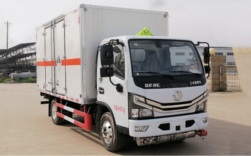 東風(fēng)4米1雜項(xiàng)物品廂式運(yùn)輸車(chē)