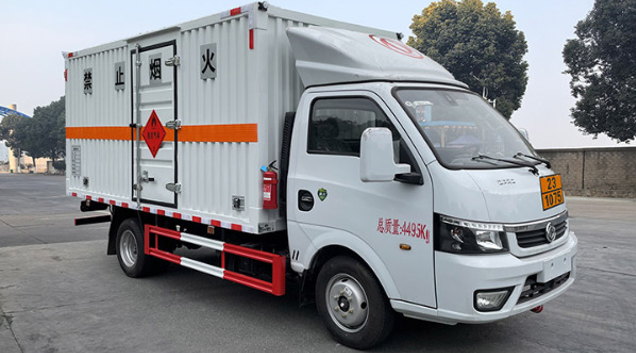 東風途逸易燃液體廂式運輸車