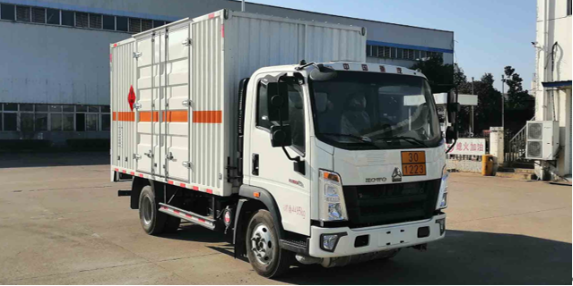 重汽4米1易燃?xì)怏w廂式運(yùn)輸車