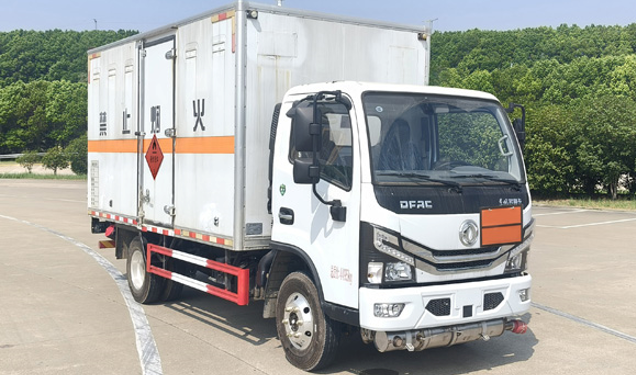 東風多利卡易燃液體廂式運輸車