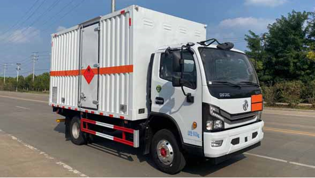 東風5噸易燃液體廂式運輸車