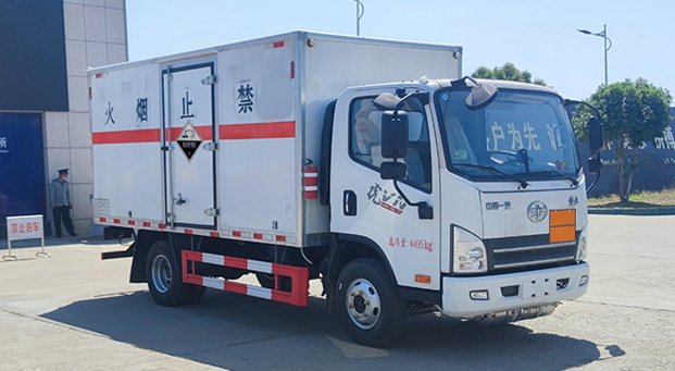 解放4米1腐蝕性物品廂式運輸車
