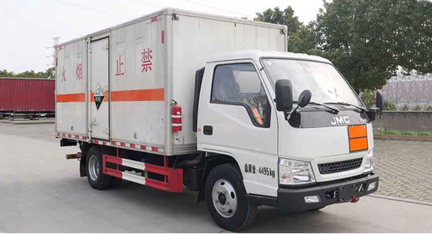 江鈴4米2腐蝕性物品廂式運輸車